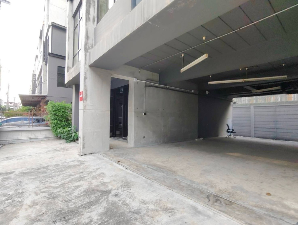 For RentShowroomRamkhamhaeng, Hua Mak : Office showroom for rent, modern loft style, in the project @ Town in Town, near Ekkamai - Ramintra Expressway.