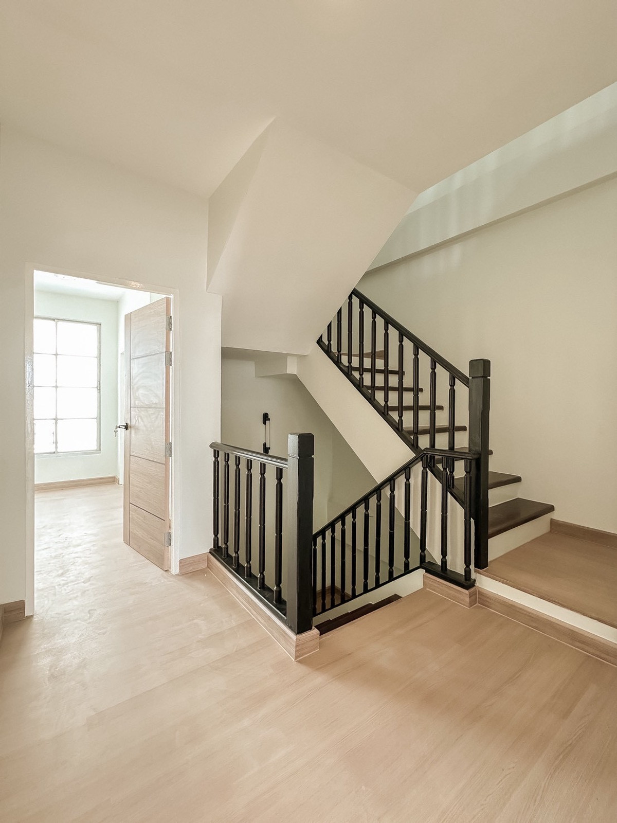 For SaleHome OfficeKaset Nawamin,Ladplakao : Baan Klang Muang Rama 9 - Lat Phrao Home Office, next to the main road, along Ekamai-Ramindra Expressway, prime location near CDC, newly renovated, start business immediately.