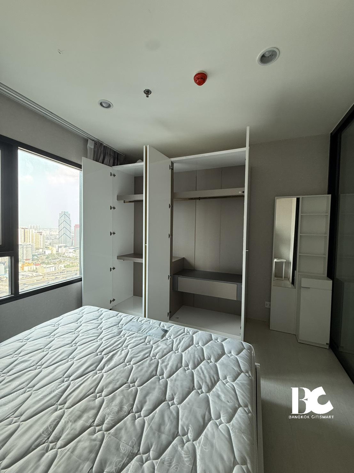 ให้เช่าคอนโดพระราม 9 เพชรบุรีตัดใหม่ RCA : 🔥 Hot Deal 1 bedroom for rent at Life asoke 🔥