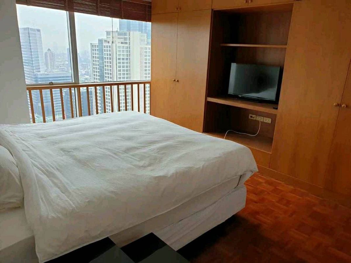 For RentCondoSilom, Saladaeng, Bangrak : Silom Suite Condo for rent very close to BTS St.Louis on Sathorn Road