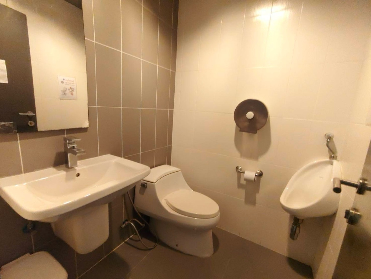 For RentShowroomRamkhamhaeng, Hua Mak : Office showroom for rent, modern loft style, in the project @ Town in Town, near Ekkamai - Ramintra Expressway.