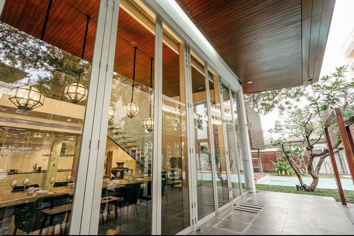 For RentHouseSukhumvit, Asoke, Thonglor : Luxury Private Pool House for Rent in Sukhumvit Near BTS Asok and BTS Phrom Phong Large Land Plot 300 sq.w