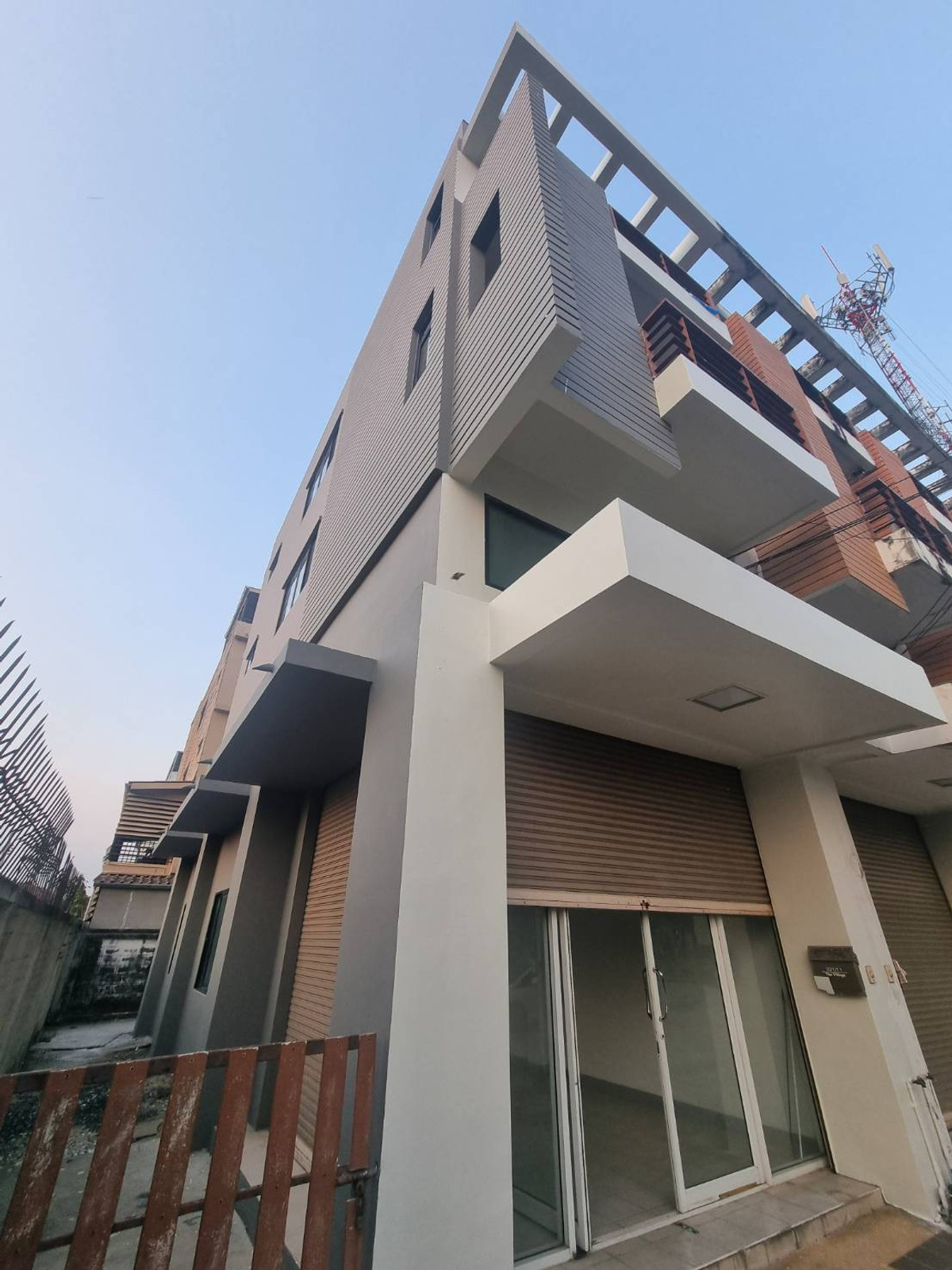 ขายอาคารพาณิชย์นวมินทร์ รามอินทรา :  อาคารพาณิชย์ เดอะวิลเลจ ปัญญา-อินทรา The Village Panya-Intra รีโนเวทใหม่ ใกล้ซาฟารีเวิลด์