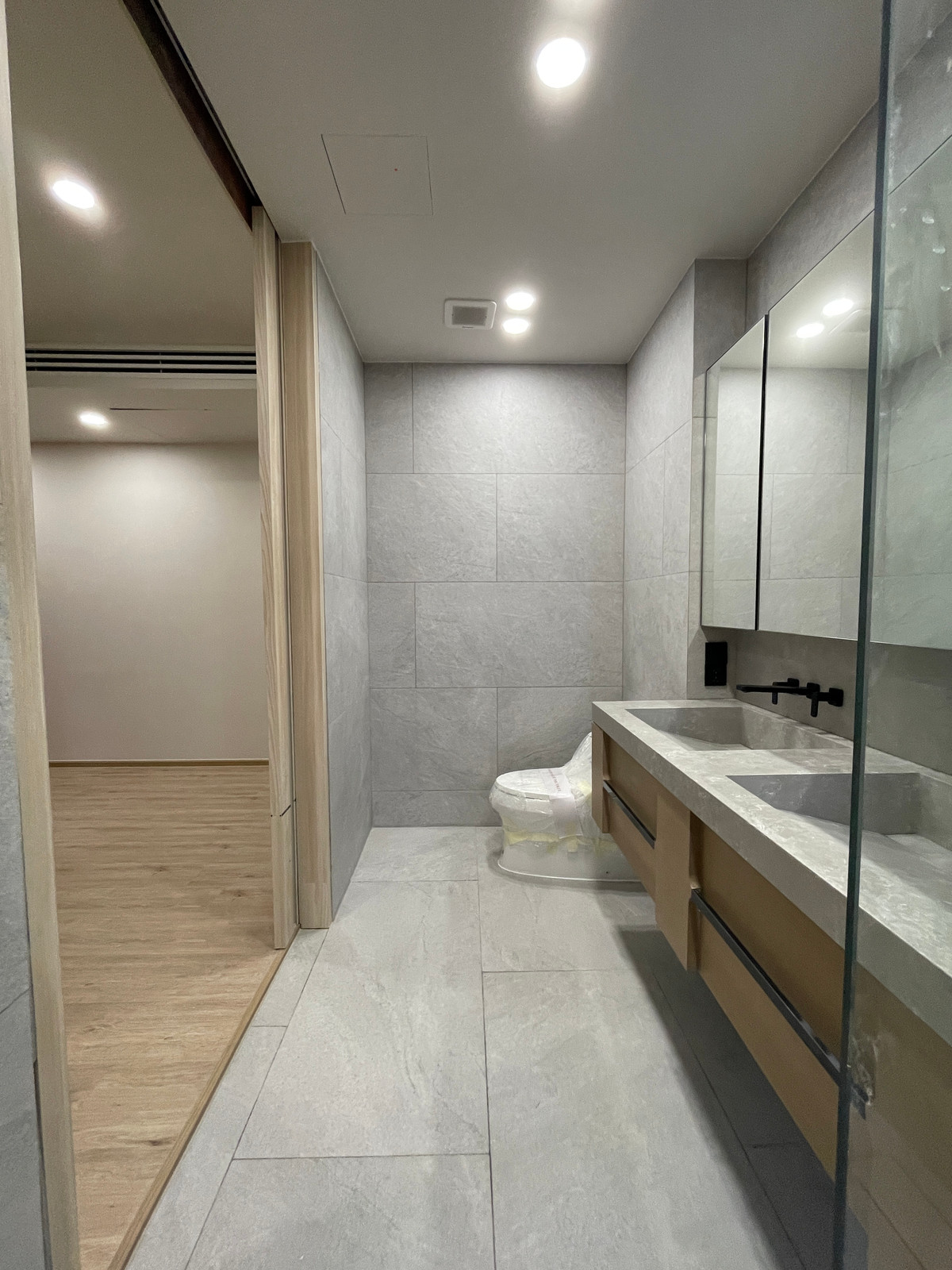 ขายคอนโดอารีย์ อนุสาวรีย์ : [ขายด่วน!] Penthouse ระดับ Rare Item ใจกลางอารีย์ @Aritier Ari | 99 ตร.ม. ที่จอดรถ 150% สัมผัสชีวิตเหนือระดับบนทำเลศักยภาพ "อารีย์สัมพันธ์ 7" ในราคาที่คุ้มค่าที่สุด!