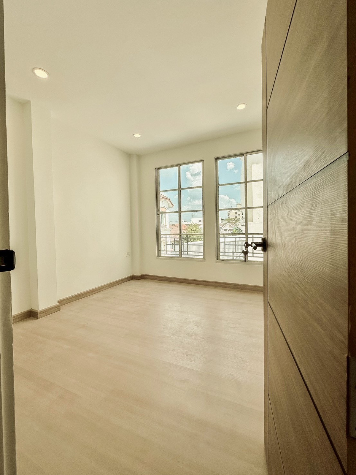 For SaleHome OfficeKaset Nawamin,Ladplakao : Baan Klang Muang Rama 9 - Lat Phrao Home Office, next to the main road, along Ekamai-Ramindra Expressway, prime location near CDC, newly renovated, start business immediately.