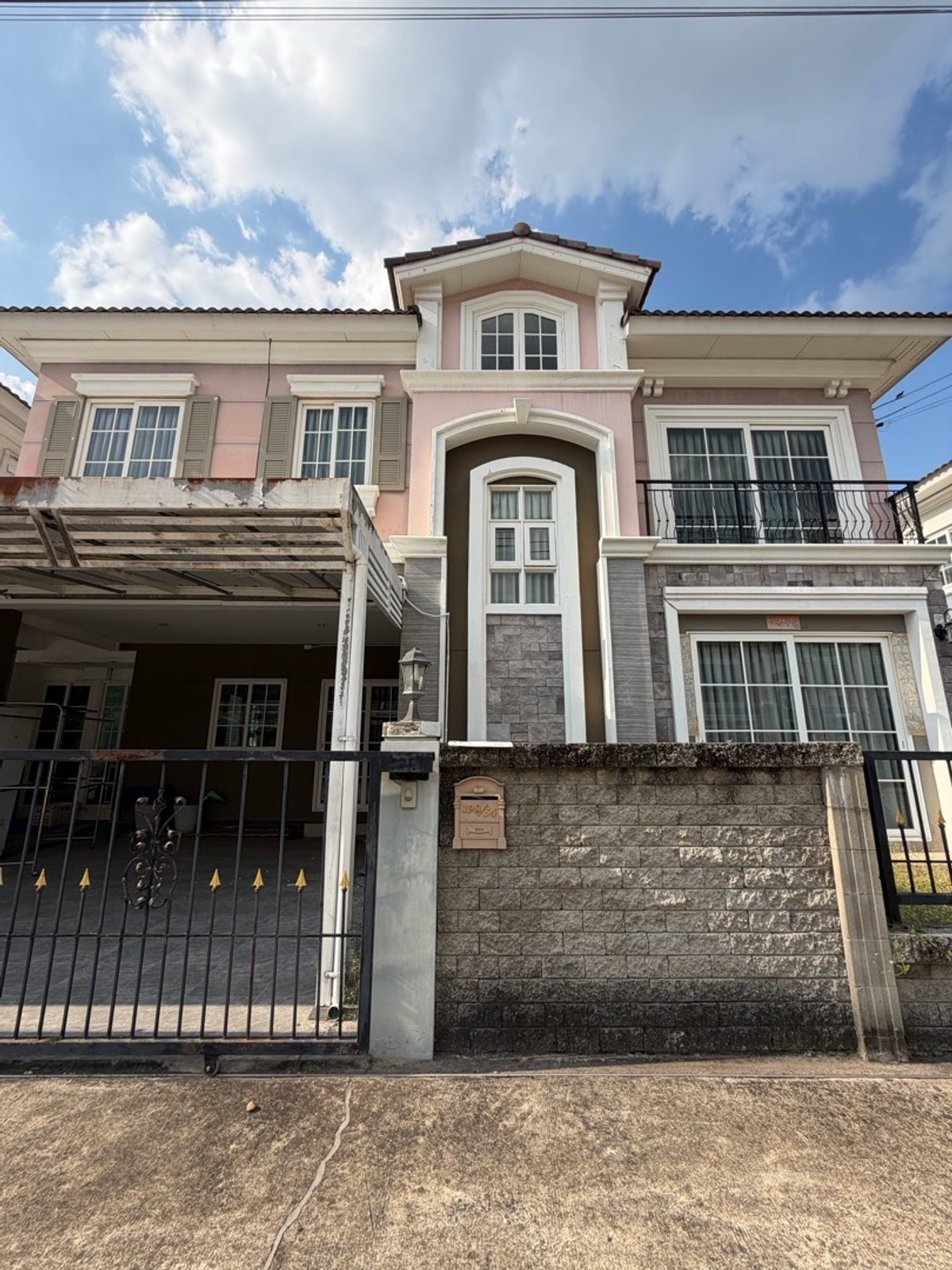 ขายโชคชัย4 ลาดพร้าว71 : โกลเด้น ทาวน์ ลาดพร้าว-เกษตรนวมินทร์ บ้านแฝด 4 ห้องนอน ในโซนนวมินทร์ ราคาไม่ถึง 7 ล้าน…ตอนนี้ยังมีอยู่จริง