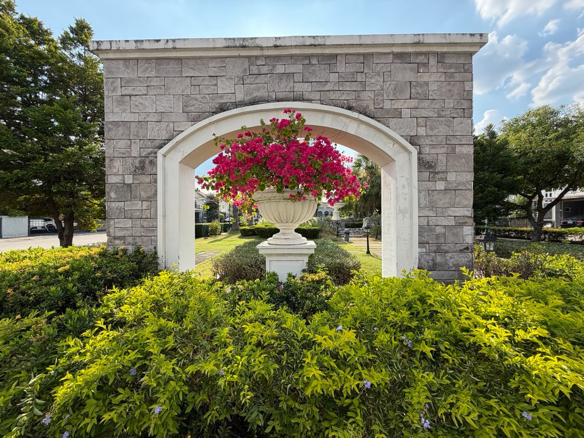 ขายโชคชัย4 ลาดพร้าว71 : โกลเด้น ทาวน์ ลาดพร้าว-เกษตรนวมินทร์ บ้านแฝด 4 ห้องนอน ในโซนนวมินทร์ ราคาไม่ถึง 7 ล้าน…ตอนนี้ยังมีอยู่จริง