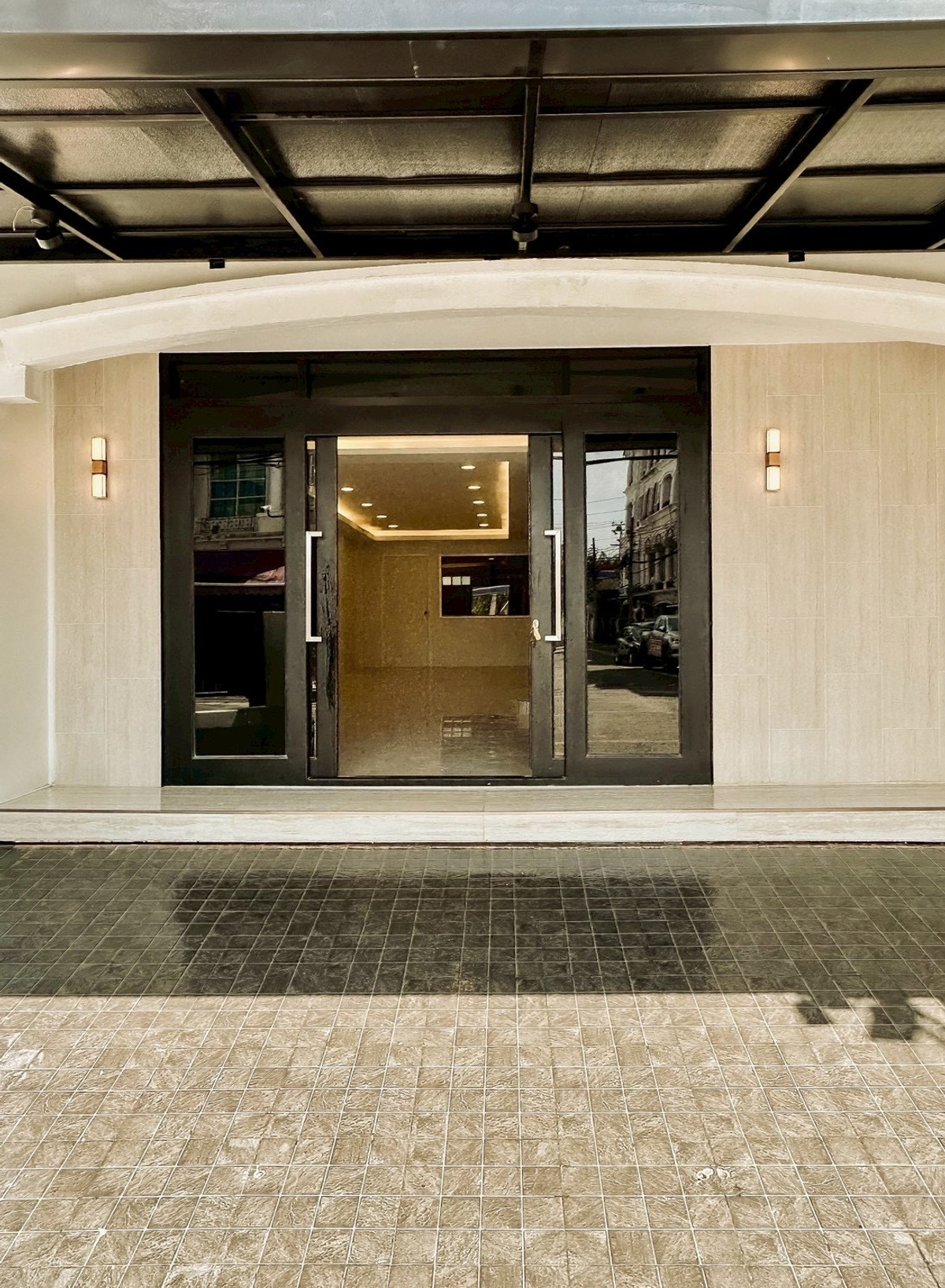 For SaleHome OfficeKaset Nawamin,Ladplakao : Baan Klang Muang Rama 9 - Lat Phrao Home Office, next to the main road, along Ekamai-Ramindra Expressway, prime location near CDC, newly renovated, start business immediately.