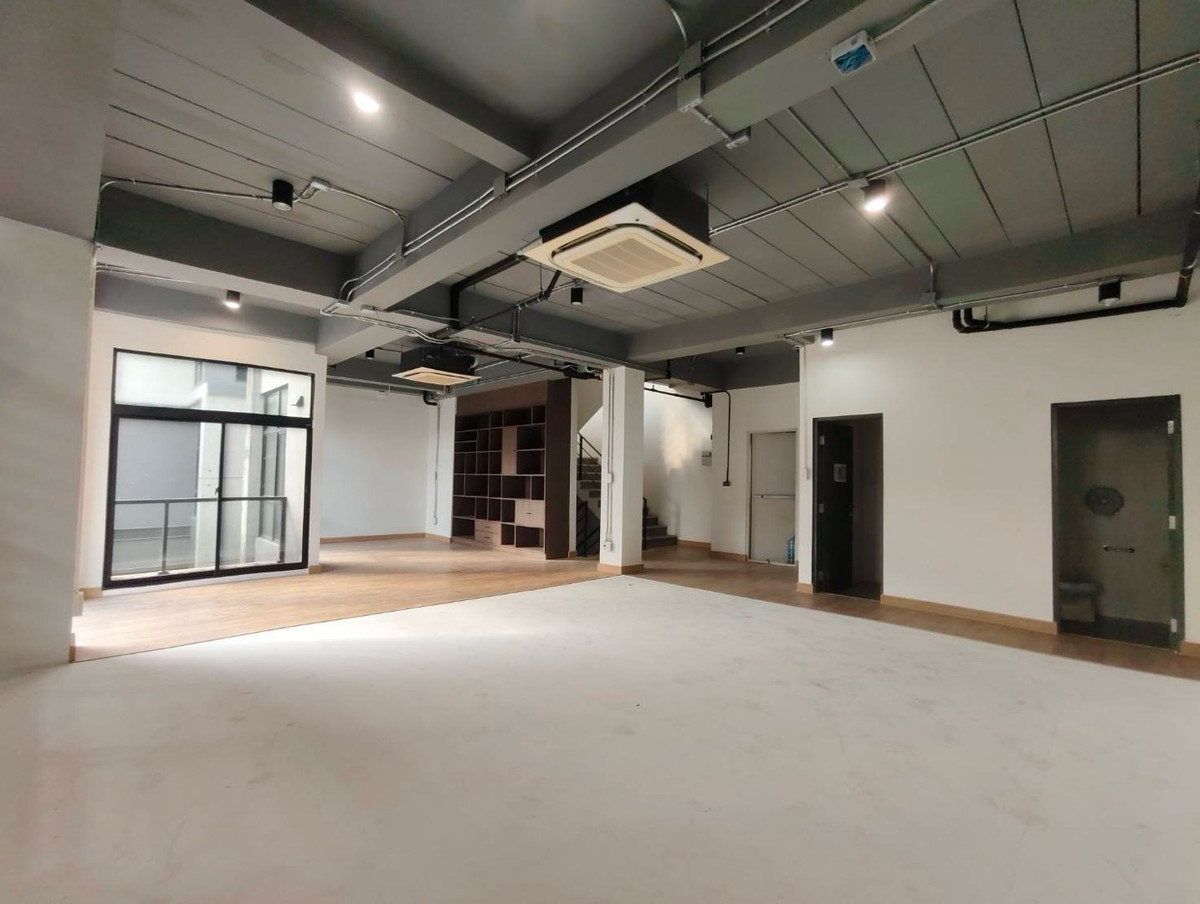 For RentShowroomRamkhamhaeng, Hua Mak : Office showroom for rent, modern loft style, in the project @ Town in Town, near Ekkamai - Ramintra Expressway.