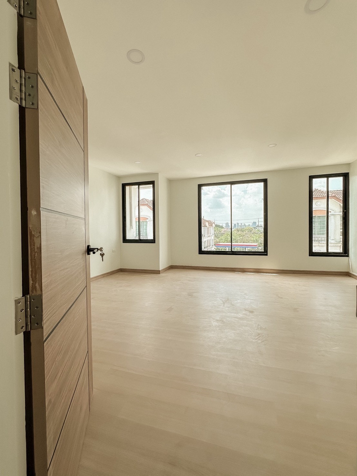 For SaleHome OfficeKaset Nawamin,Ladplakao : Baan Klang Muang Rama 9 - Lat Phrao Home Office, next to the main road, along Ekamai-Ramindra Expressway, prime location near CDC, newly renovated, start business immediately.