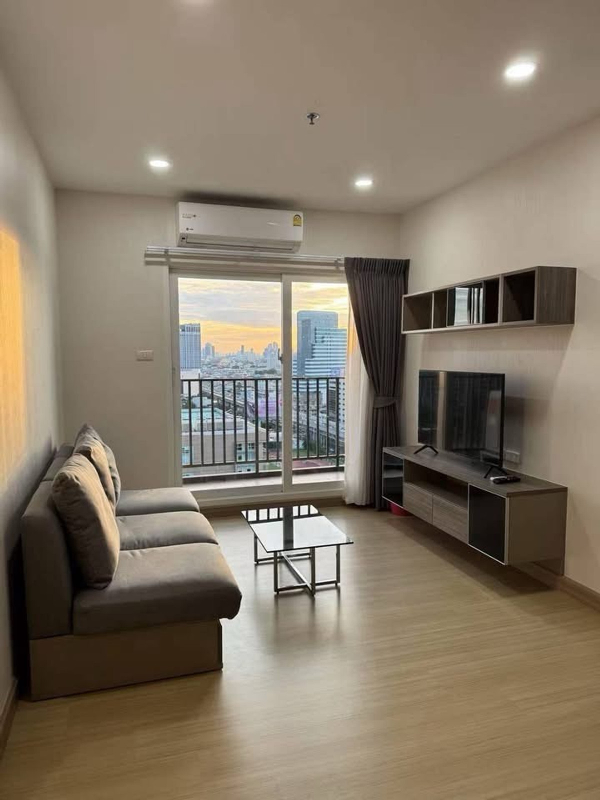 For RentCondoRamkhamhaeng, Hua Mak : 35,000 baht / month (negotiable)