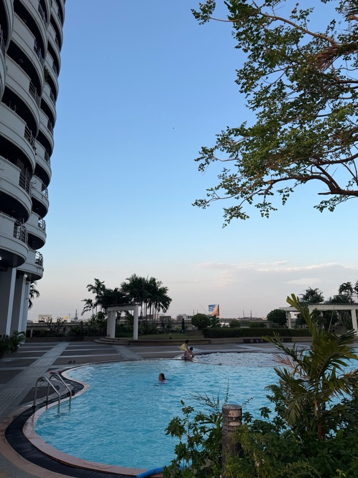 ขายคอนโดพัฒนาการ ศรีนครินทร์ : ฟลอร่าวิลล์ พัฒนาการ คอนโดห้องมุม 122 ตร.ม. ราคาไม่ถึง 6 ล้าน ในกรุงเทพ…ยังมีอยู่จริง