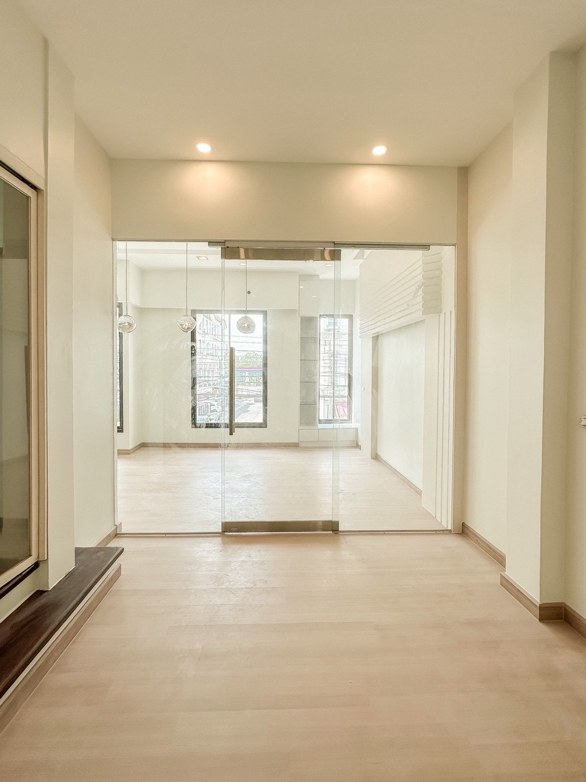For SaleHome OfficeKaset Nawamin,Ladplakao : Baan Klang Muang Rama 9 - Lat Phrao Home Office, next to the main road, along Ekamai-Ramindra Expressway, prime location near CDC, newly renovated, start business immediately.