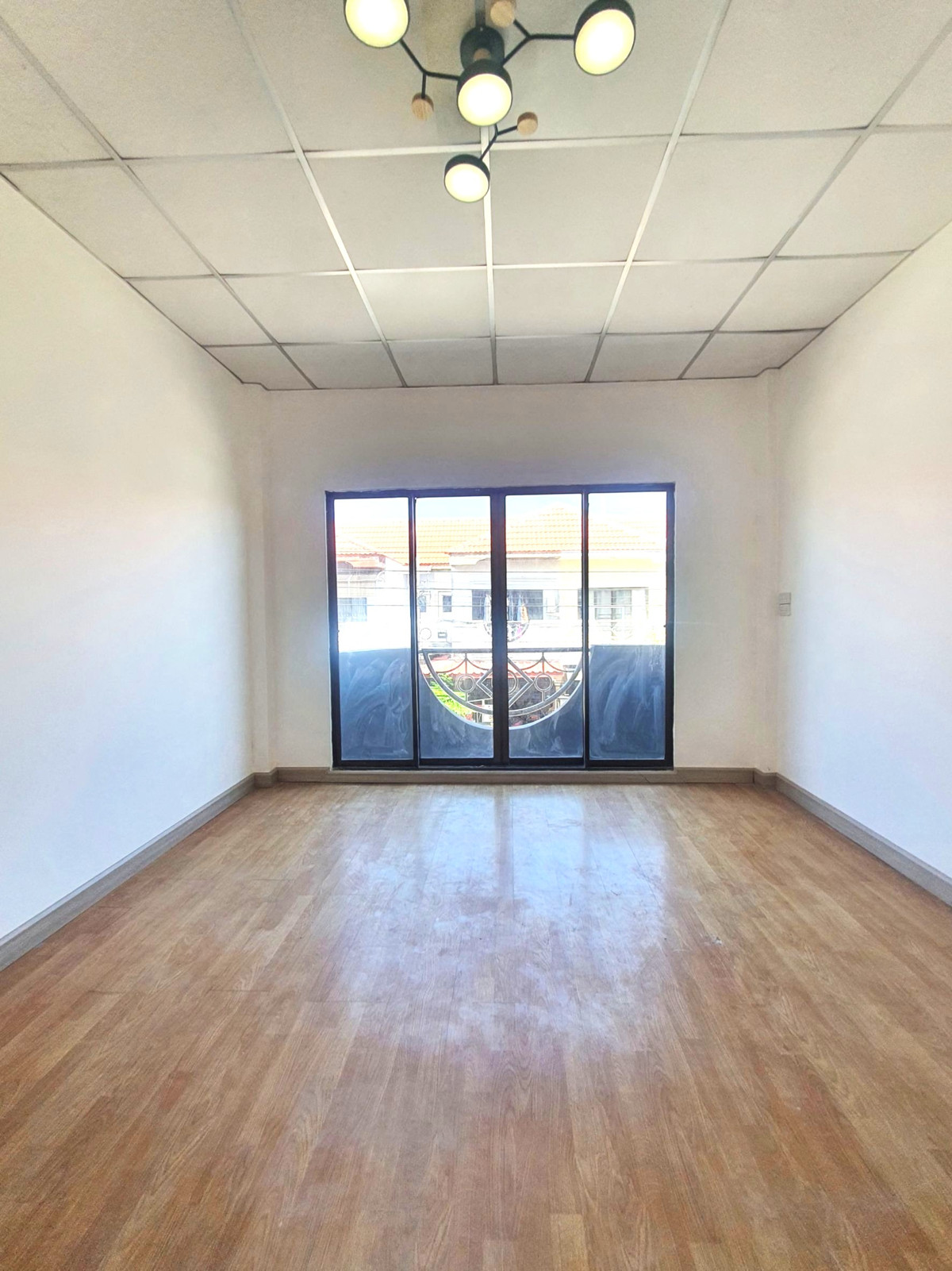 ขายทาวน์โฮมมีนบุรี-ร่มเกล้า : ขายทาวน์เฮ้าส์ หมู่บ้านรุ่งกิจวิลล่า11 รีโนเวทใหม่ทั้งหลัง ราคาถูก ฟรีโอน !  