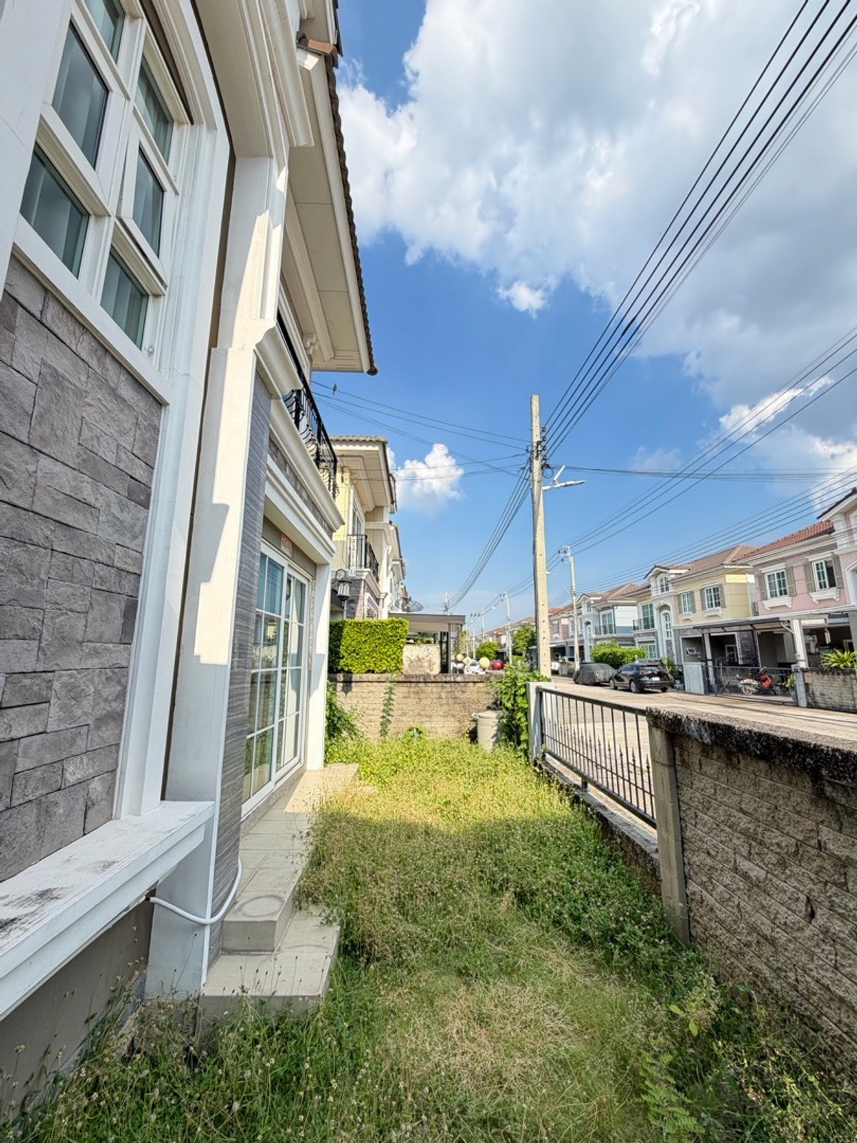 ขายโชคชัย4 ลาดพร้าว71 : โกลเด้น ทาวน์ ลาดพร้าว-เกษตรนวมินทร์ บ้านแฝด 4 ห้องนอน ในโซนนวมินทร์ ราคาไม่ถึง 7 ล้าน…ตอนนี้ยังมีอยู่จริง