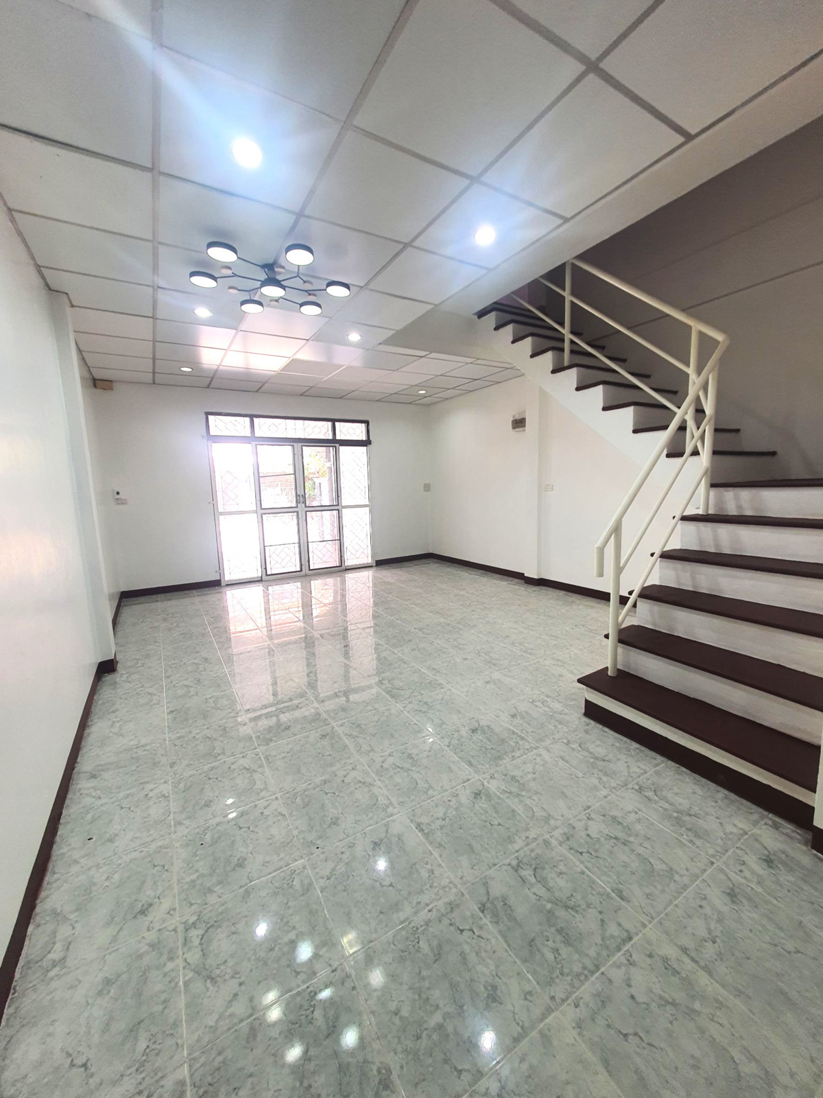 ขายทาวน์โฮมมีนบุรี-ร่มเกล้า : ขายทาวน์เฮ้าส์ หมู่บ้านรุ่งกิจวิลล่า11 รีโนเวทใหม่ทั้งหลัง ราคาถูก ฟรีโอน !  