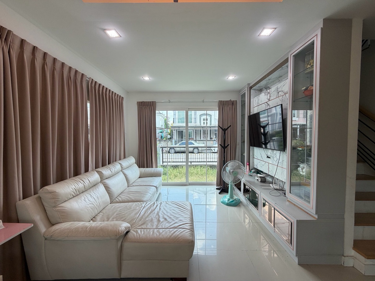 ขายโชคชัย4 ลาดพร้าว71 : โกลเด้น ทาวน์ ลาดพร้าว-เกษตรนวมินทร์ บ้านแฝด 4 ห้องนอน ในโซนนวมินทร์ ราคาไม่ถึง 7 ล้าน…ตอนนี้ยังมีอยู่จริง