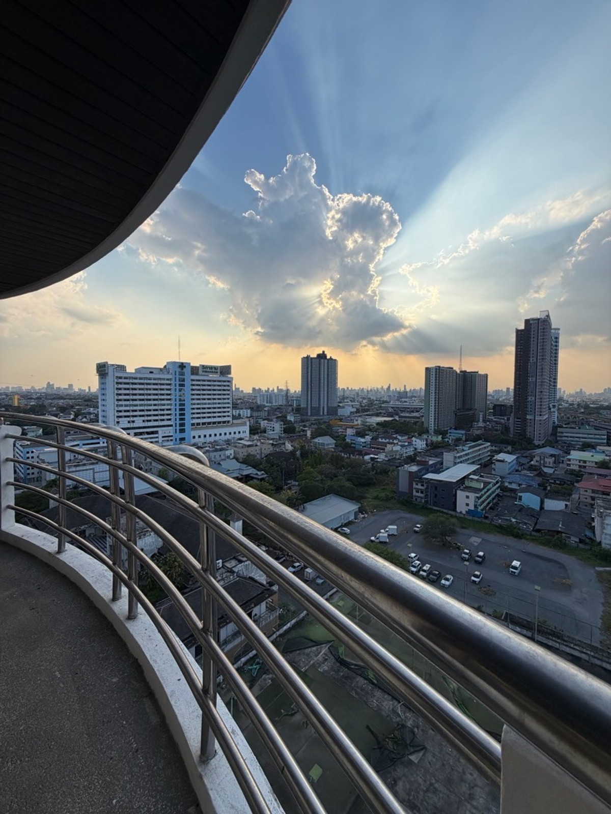 ขายคอนโดพัฒนาการ ศรีนครินทร์ : ฟลอร่าวิลล์ พัฒนาการ คอนโดห้องมุม 122 ตร.ม. ราคาไม่ถึง 6 ล้าน ในกรุงเทพ…ยังมีอยู่จริง