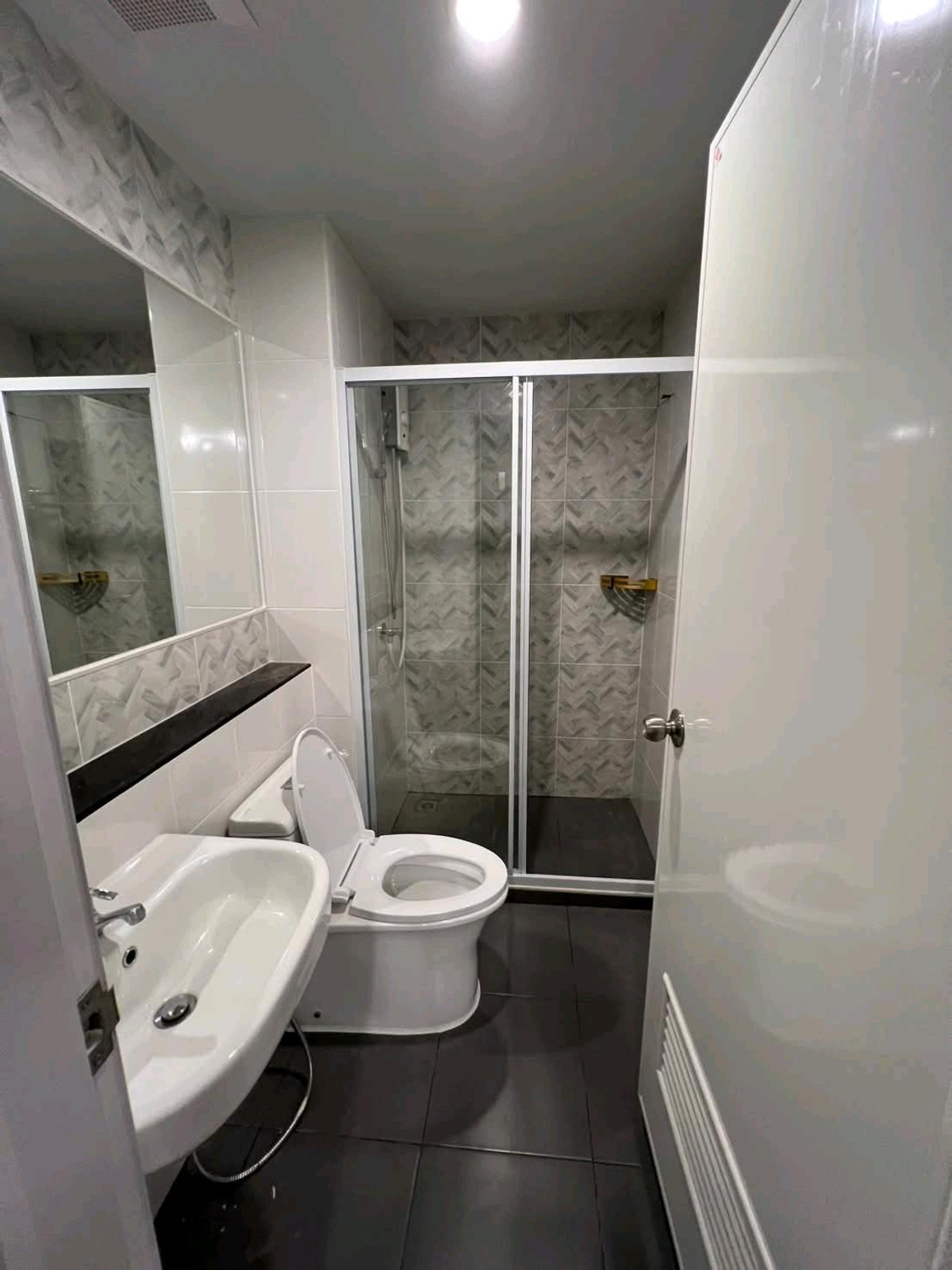 For RentCondoThaphra, Talat Phlu, Wutthakat : New project, first-hand room just released for rent near Bts Wutthakat. If interested, please make an appointment to see the room.