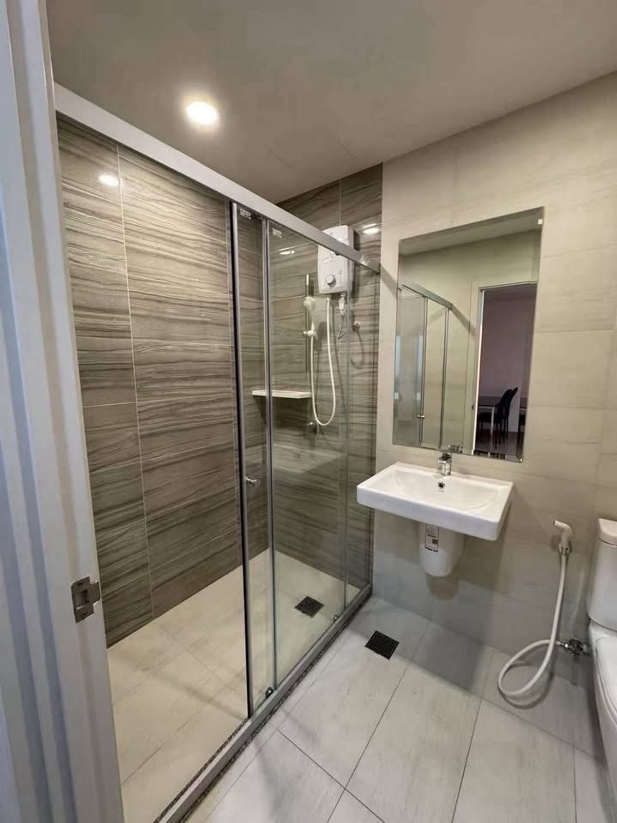 For RentCondoRamkhamhaeng, Hua Mak : 35,000 baht / month (negotiable)