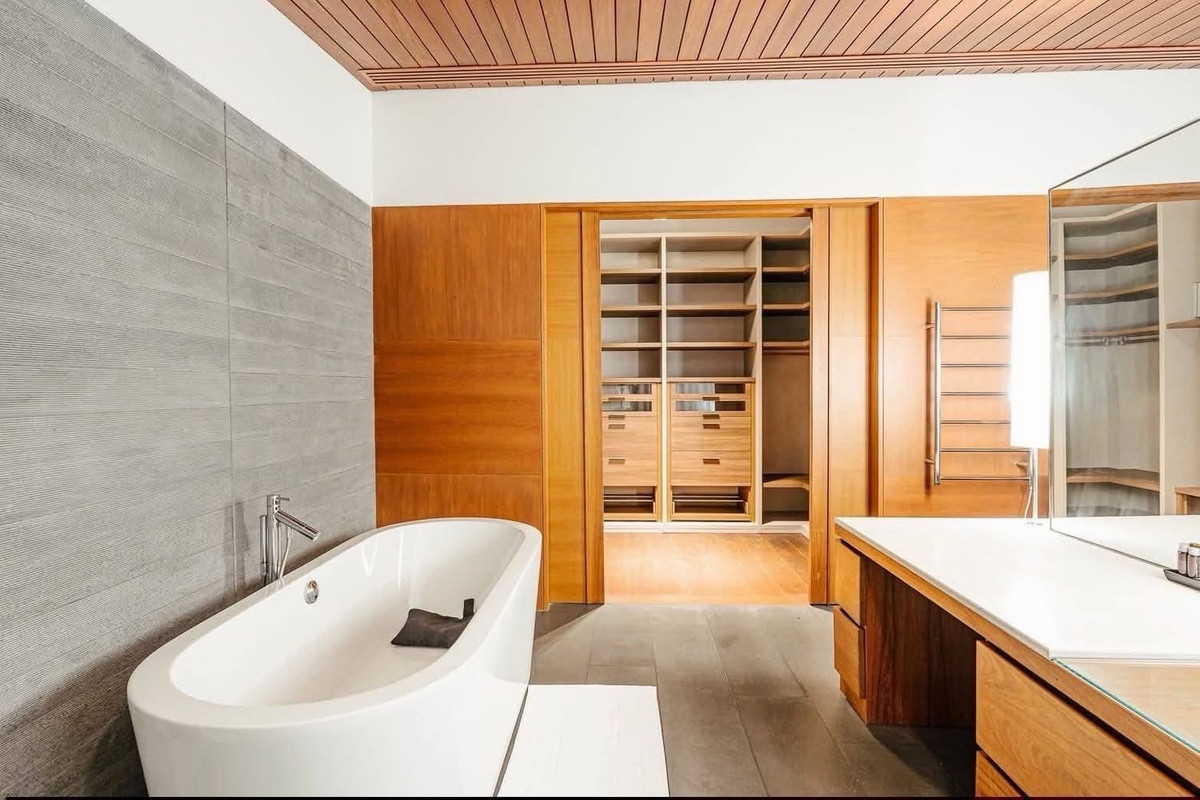 For RentHouseSukhumvit, Asoke, Thonglor : Luxury Private Pool House for Rent in Sukhumvit Near BTS Asok and BTS Phrom Phong Large Land Plot 300 sq.w