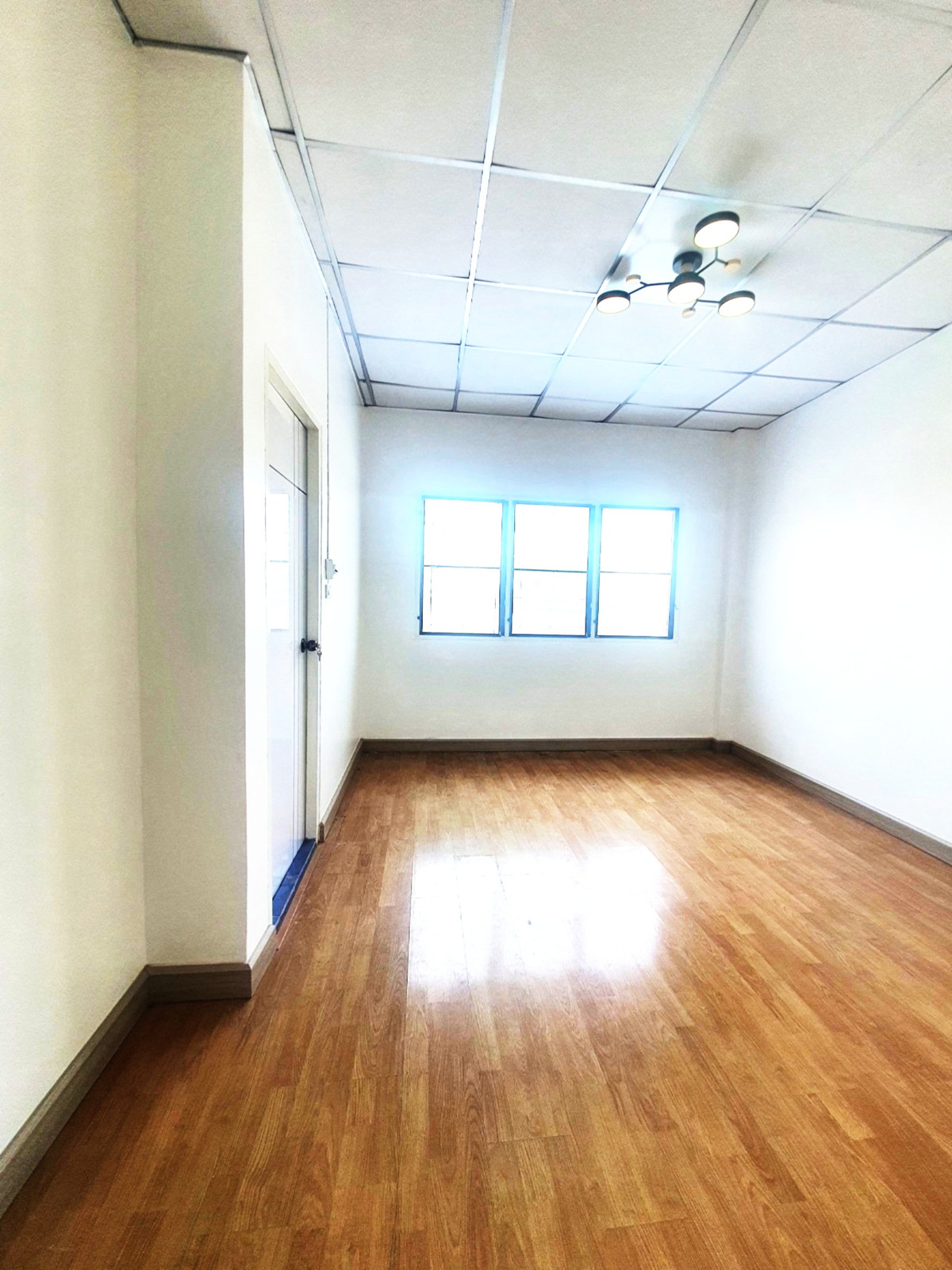 ขายทาวน์โฮมมีนบุรี-ร่มเกล้า : ขายทาวน์เฮ้าส์ หมู่บ้านรุ่งกิจวิลล่า11 รีโนเวทใหม่ทั้งหลัง ราคาถูก ฟรีโอน !  