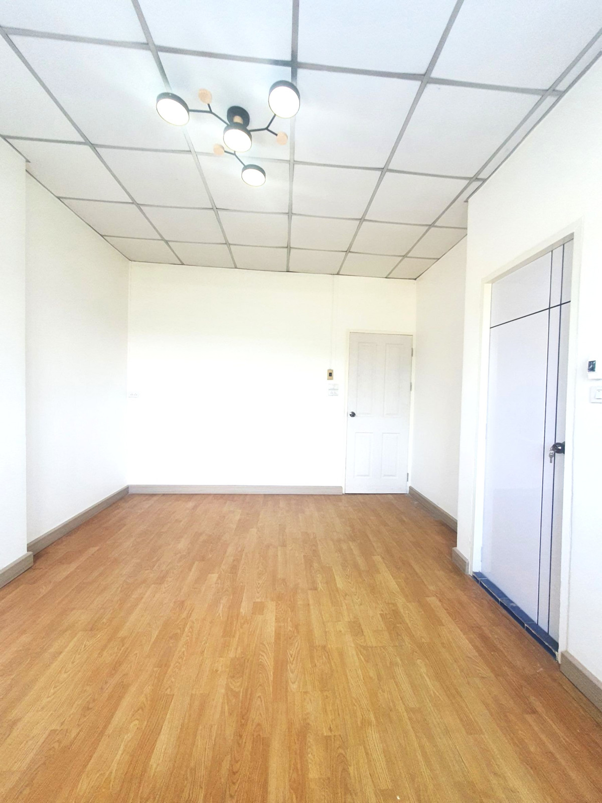 ขายทาวน์โฮมมีนบุรี-ร่มเกล้า : ขายทาวน์เฮ้าส์ หมู่บ้านรุ่งกิจวิลล่า11 รีโนเวทใหม่ทั้งหลัง ราคาถูก ฟรีโอน !  