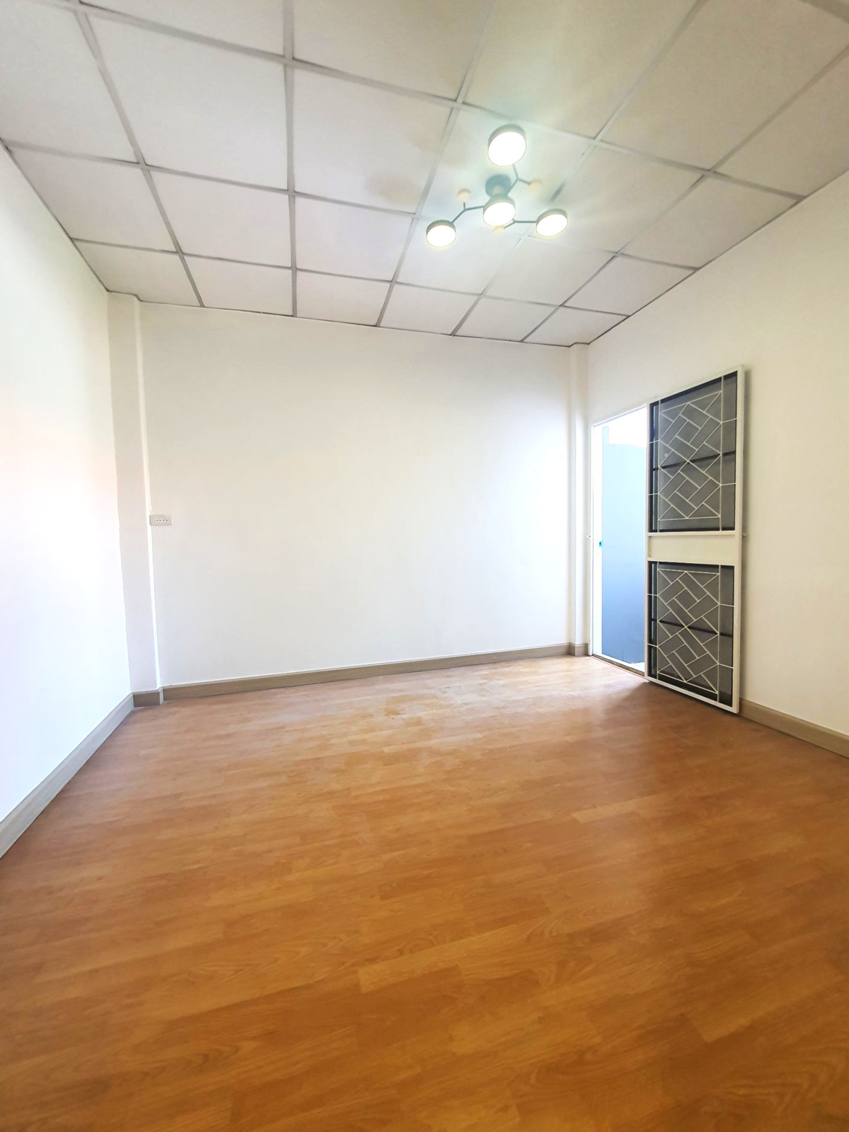 ขายทาวน์โฮมมีนบุรี-ร่มเกล้า : ขายทาวน์เฮ้าส์ หมู่บ้านรุ่งกิจวิลล่า11 รีโนเวทใหม่ทั้งหลัง ราคาถูก ฟรีโอน !  