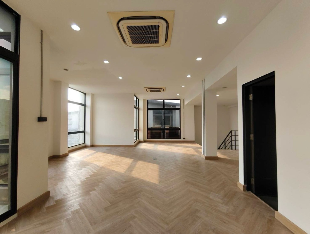 For RentShowroomRamkhamhaeng, Hua Mak : Office showroom for rent, modern loft style, in the project @ Town in Town, near Ekkamai - Ramintra Expressway.
