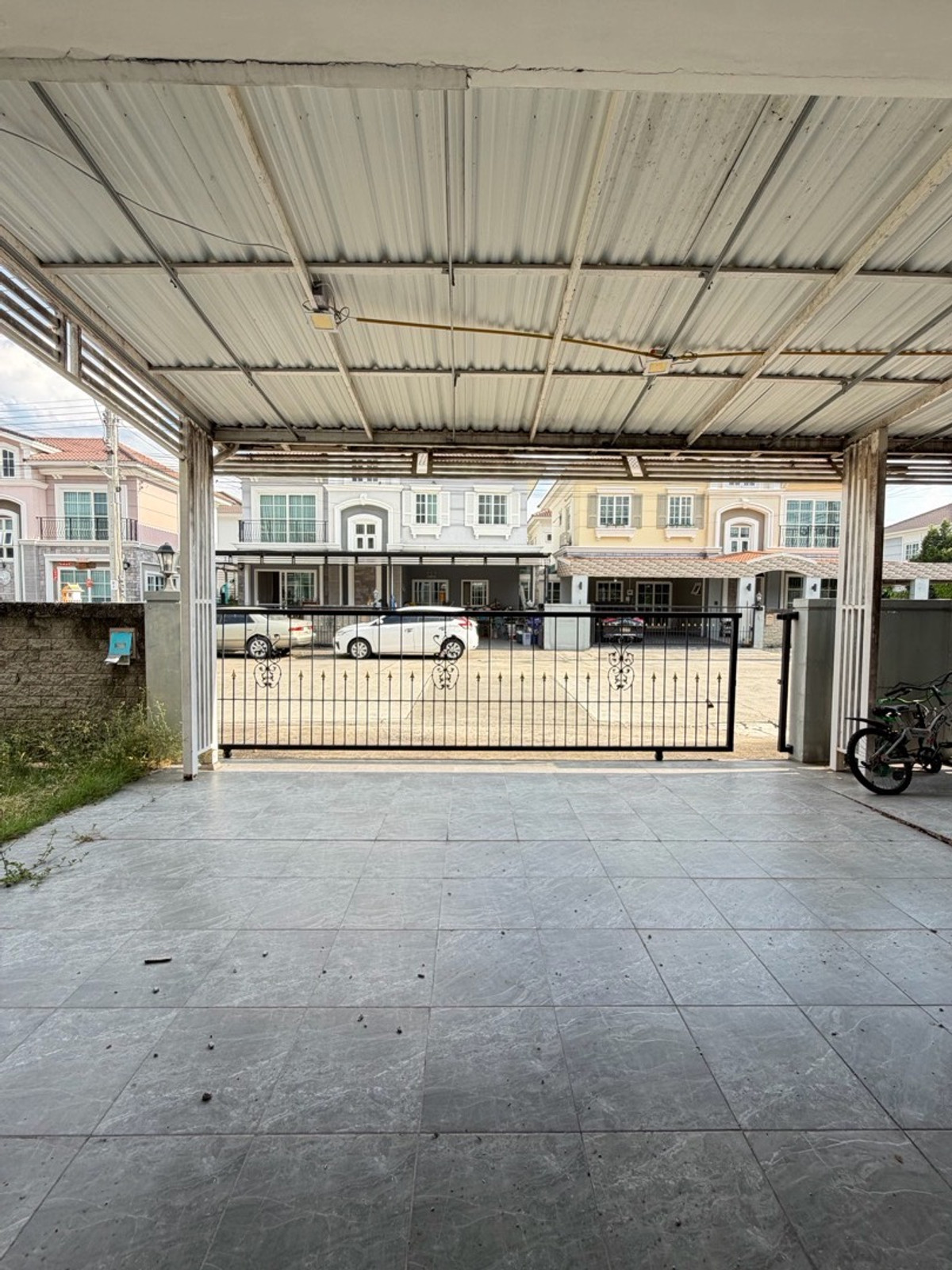 ขายโชคชัย4 ลาดพร้าว71 : โกลเด้น ทาวน์ ลาดพร้าว-เกษตรนวมินทร์ บ้านแฝด 4 ห้องนอน ในโซนนวมินทร์ ราคาไม่ถึง 7 ล้าน…ตอนนี้ยังมีอยู่จริง