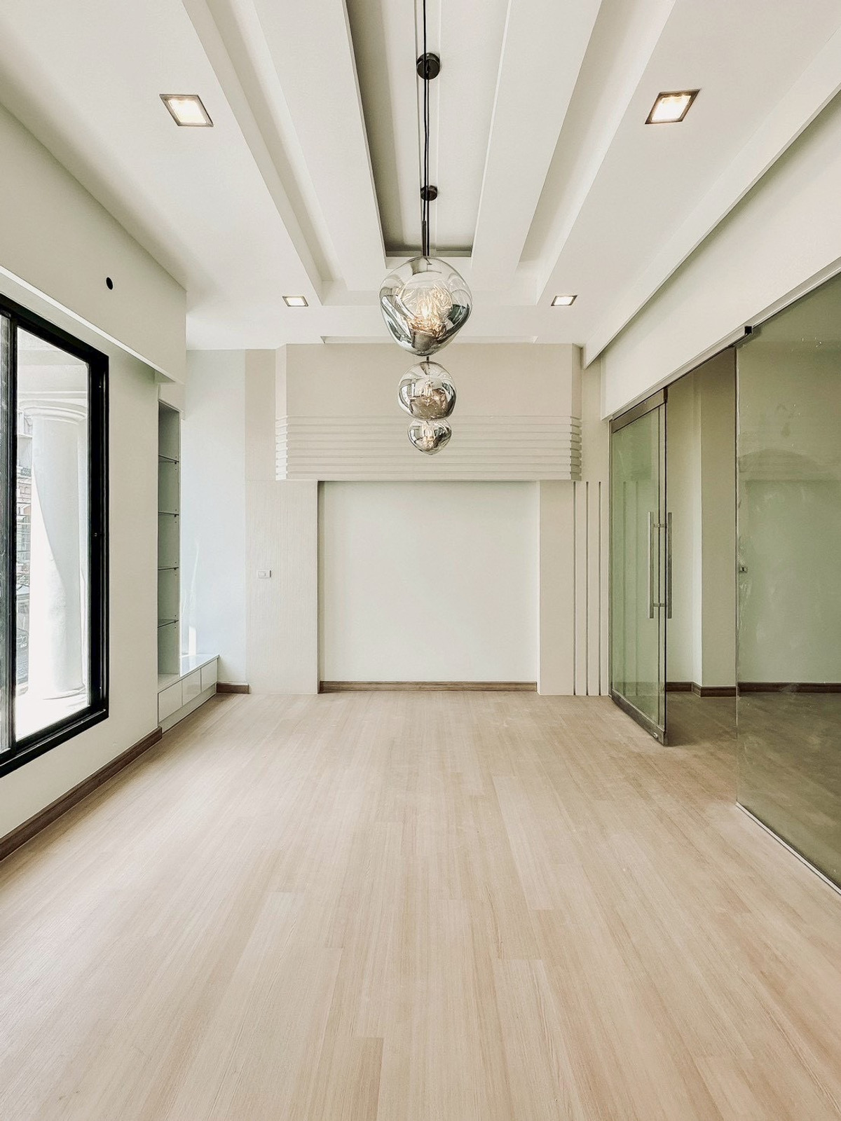 For SaleHome OfficeKaset Nawamin,Ladplakao : Baan Klang Muang Rama 9 - Lat Phrao Home Office, next to the main road, along Ekamai-Ramindra Expressway, prime location near CDC, newly renovated, start business immediately.