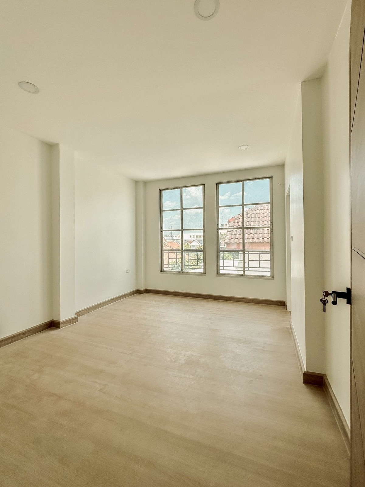 For SaleHome OfficeKaset Nawamin,Ladplakao : Baan Klang Muang Rama 9 - Lat Phrao Home Office, next to the main road, along Ekamai-Ramindra Expressway, prime location near CDC, newly renovated, start business immediately.