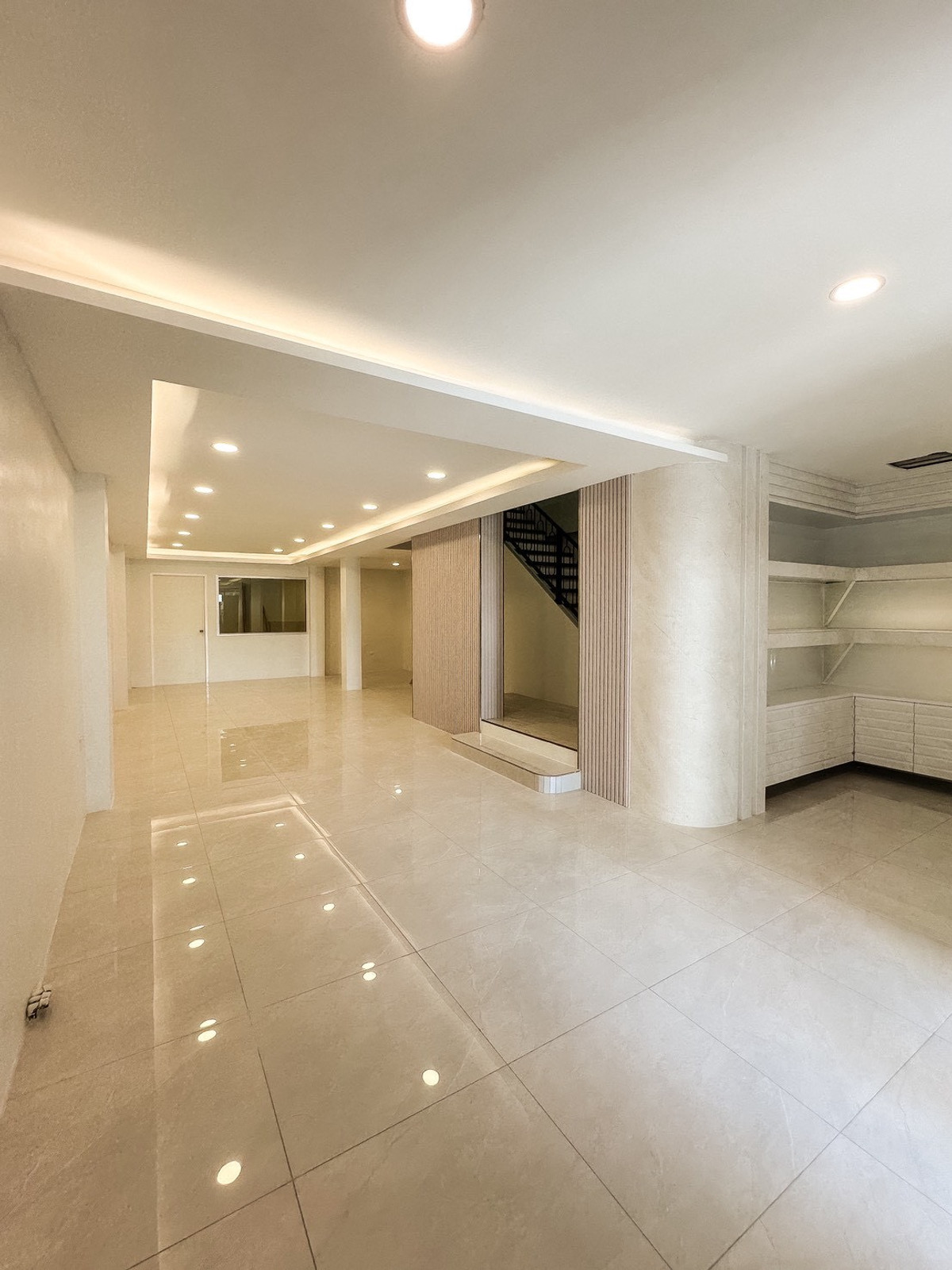 For SaleHome OfficeKaset Nawamin,Ladplakao : Baan Klang Muang Rama 9 - Lat Phrao Home Office, next to the main road, along Ekamai-Ramindra Expressway, prime location near CDC, newly renovated, start business immediately.