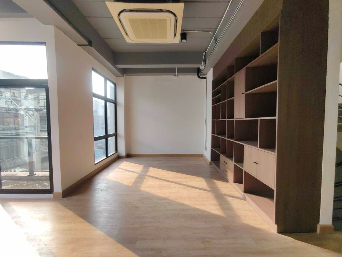 For RentShowroomRamkhamhaeng, Hua Mak : Office showroom for rent, modern loft style, in the project @ Town in Town, near Ekkamai - Ramintra Expressway.