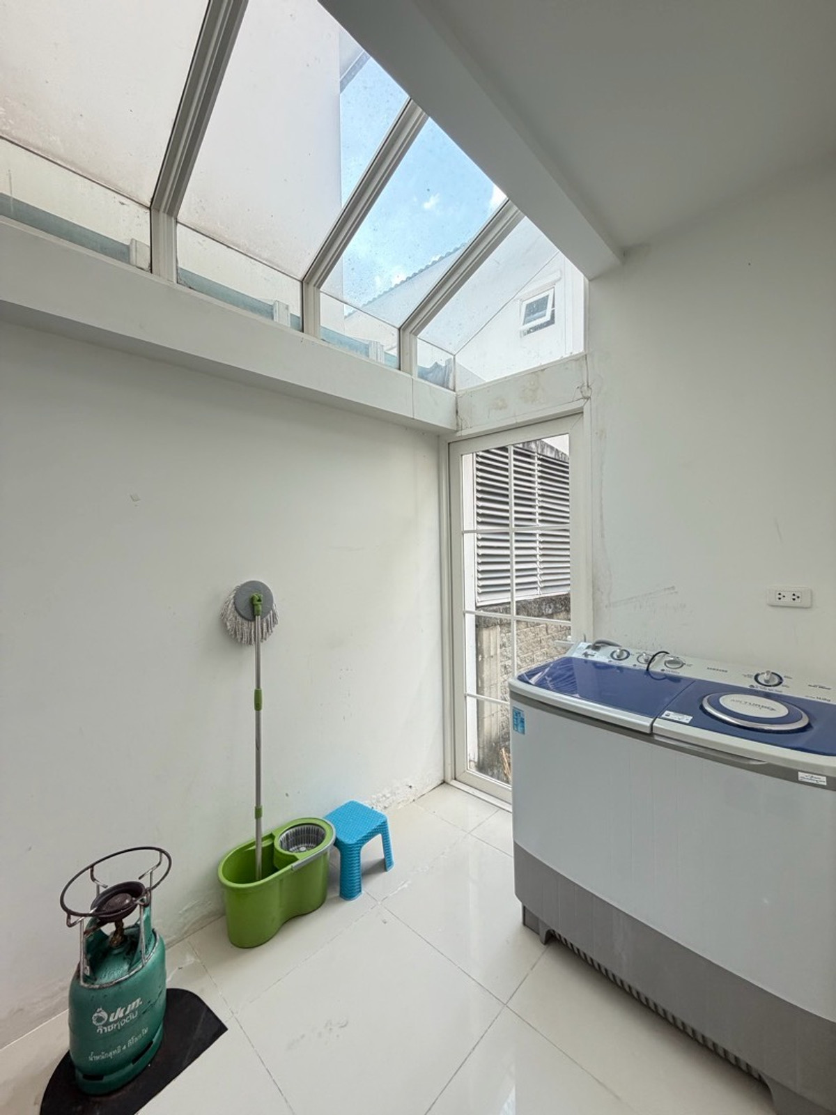 ขายโชคชัย4 ลาดพร้าว71 : โกลเด้น ทาวน์ ลาดพร้าว-เกษตรนวมินทร์ บ้านแฝด 4 ห้องนอน ในโซนนวมินทร์ ราคาไม่ถึง 7 ล้าน…ตอนนี้ยังมีอยู่จริง