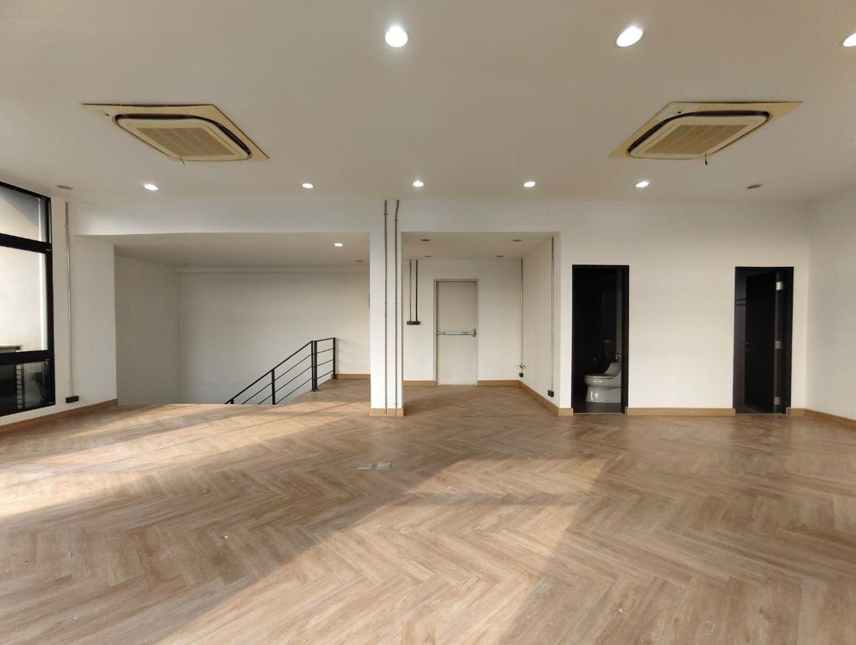 For RentShowroomRamkhamhaeng, Hua Mak : Office showroom for rent, modern loft style, in the project @ Town in Town, near Ekkamai - Ramintra Expressway.