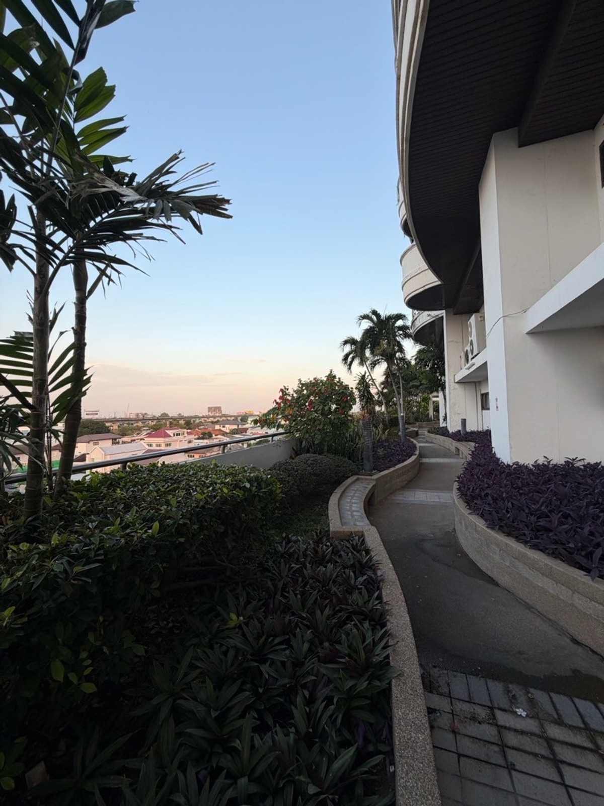 ขายคอนโดพัฒนาการ ศรีนครินทร์ : ฟลอร่าวิลล์ พัฒนาการ คอนโดห้องมุม 122 ตร.ม. ราคาไม่ถึง 6 ล้าน ในกรุงเทพ…ยังมีอยู่จริง