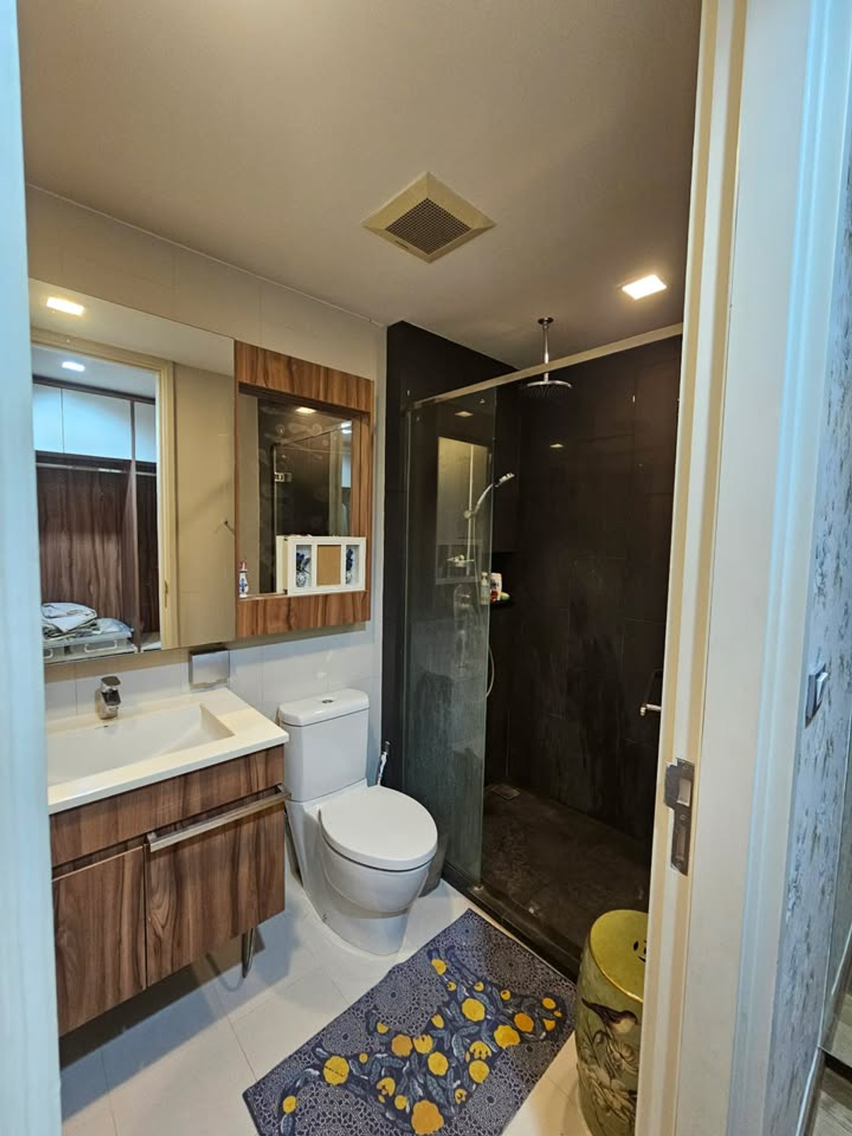 ให้เช่าคอนโดสุขุมวิท อโศก ทองหล่อ : ให้เช่าคอนโด VIA 31 สุขุมวิท 31 (38 ตร.ม.) 1 นอน 1 น้ำ พร้อมอยู่