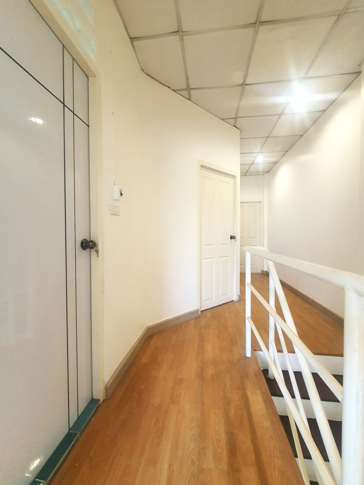 ขายทาวน์โฮมมีนบุรี-ร่มเกล้า : ขายทาวน์เฮ้าส์ หมู่บ้านรุ่งกิจวิลล่า11 รีโนเวทใหม่ทั้งหลัง ราคาถูก ฟรีโอน !  