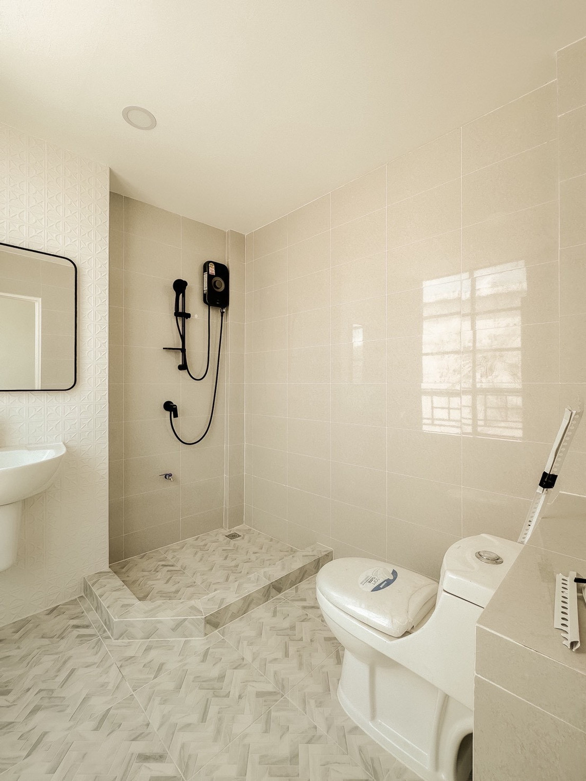 For SaleHome OfficeKaset Nawamin,Ladplakao : Baan Klang Muang Rama 9 - Lat Phrao Home Office, next to the main road, along Ekamai-Ramindra Expressway, prime location near CDC, newly renovated, start business immediately.