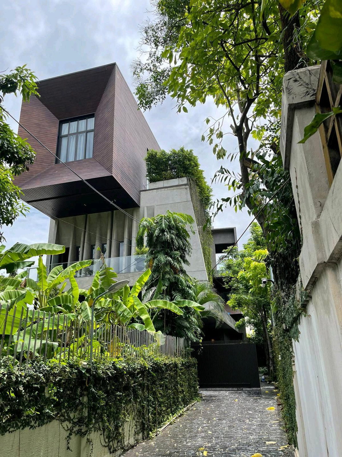 ขายบ้านสุขุมวิท อโศก ทองหล่อ : Luxury modern pool villa for Sale
 located in Ekamai 12. ขาย บ้านหรูสไตล์โมเดิร์น เอกมัย 12 ของ Rare Item