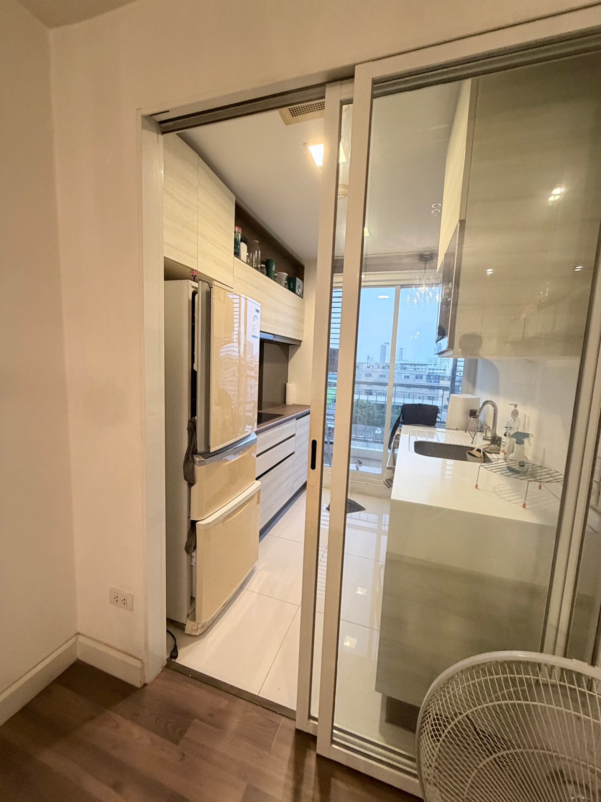 For RentCondoThaphra, Talat Phlu, Wutthakat : The Room Sathorn Taksin near BTS Ponimit, big room 46 sq m. New room, never rented, available for rent.