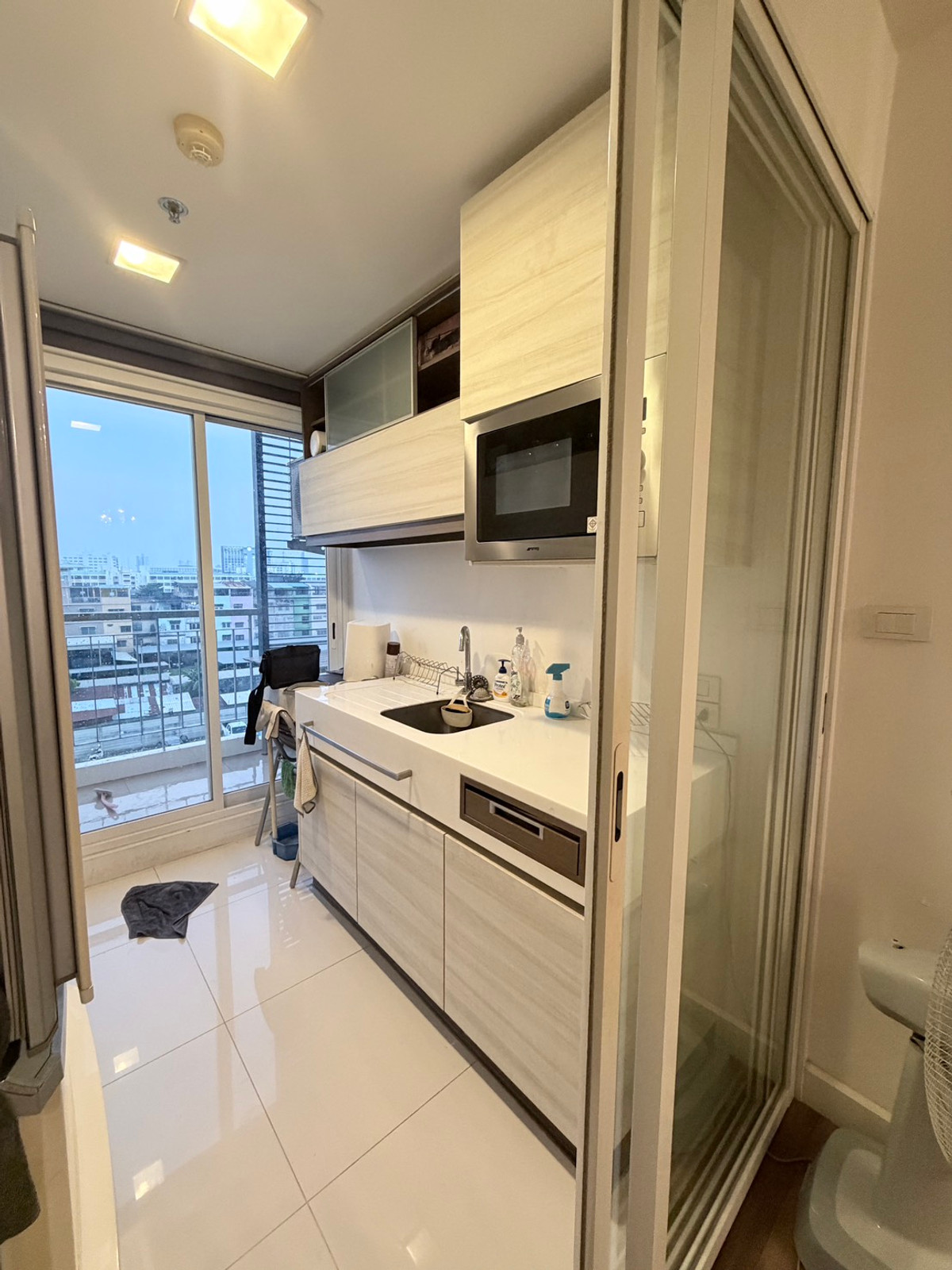 For RentCondoThaphra, Talat Phlu, Wutthakat : The Room Sathorn Taksin near BTS Ponimit, big room 46 sq m. New room, never rented, available for rent.