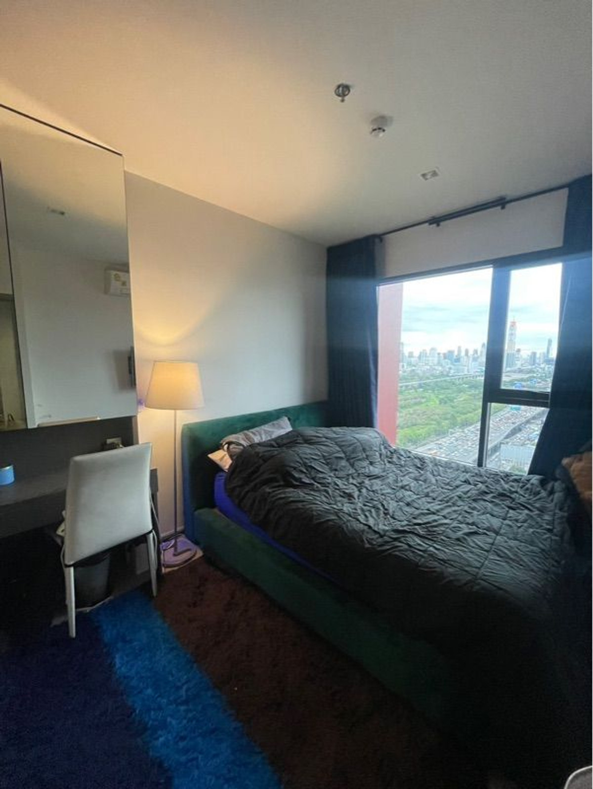 For RentCondoRama9, Petchburi, RCA : For rent: Life Asoke Hype, 31st floor.