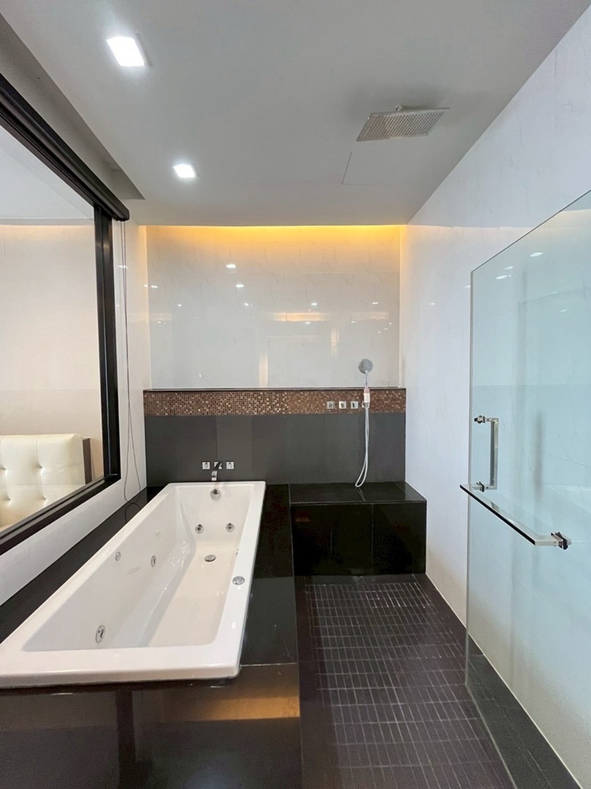 For RentCondoRatchadapisek, Huaikwang, Suttisan : ⭐️IVY AMPIO⭐️ 2BEDROOM COMBINE Parking 2Car 50K Contact Us🫡