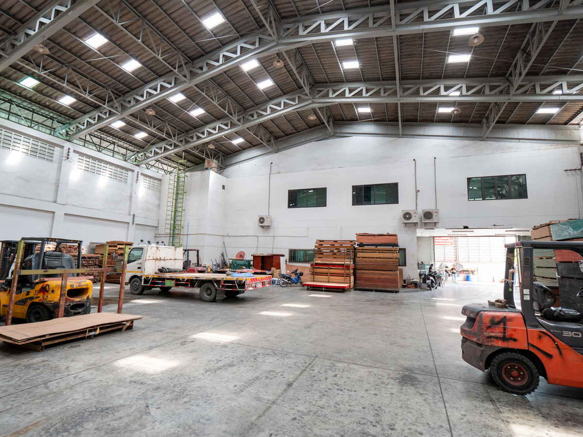 For SaleWarehouseMahachai Samut Sakhon : Land for sale with warehouse building, warehouse, factory, Krathum Baen, Samut Sakhon, good location, very good condition, reduced from 30 million, selling for only 25 million.