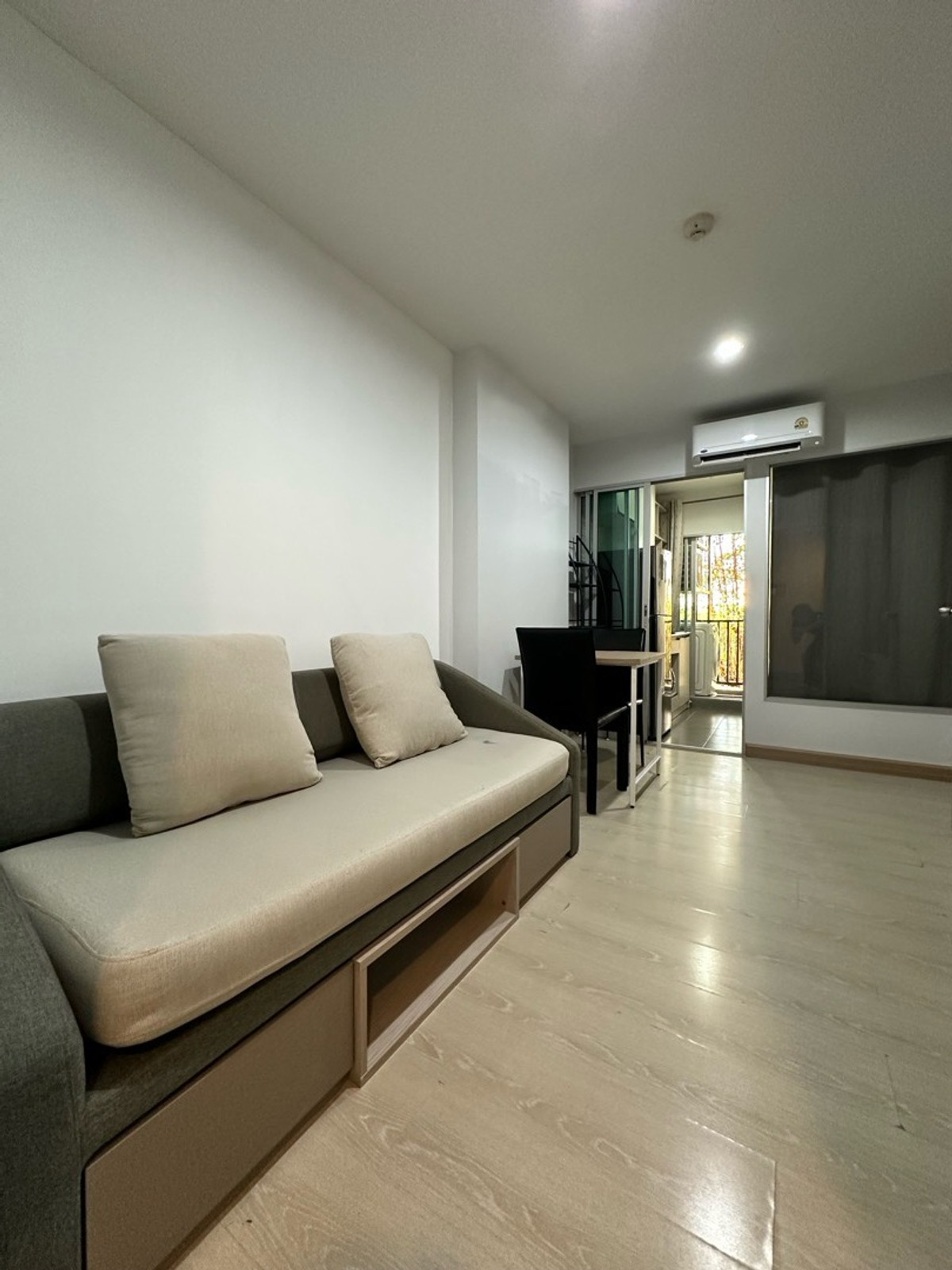 ให้เช่าคอนโดสมุทรปราการ สำโรง : คอนโด เดอะ คิทท์ พลัส สุขุมวิท 113 เฟอร์นิเจอร์และเครื่องใช้ไฟฟ้าครบ กั้นสัดส่วน หัวนอนไม่ติดห้องอื่น ✨