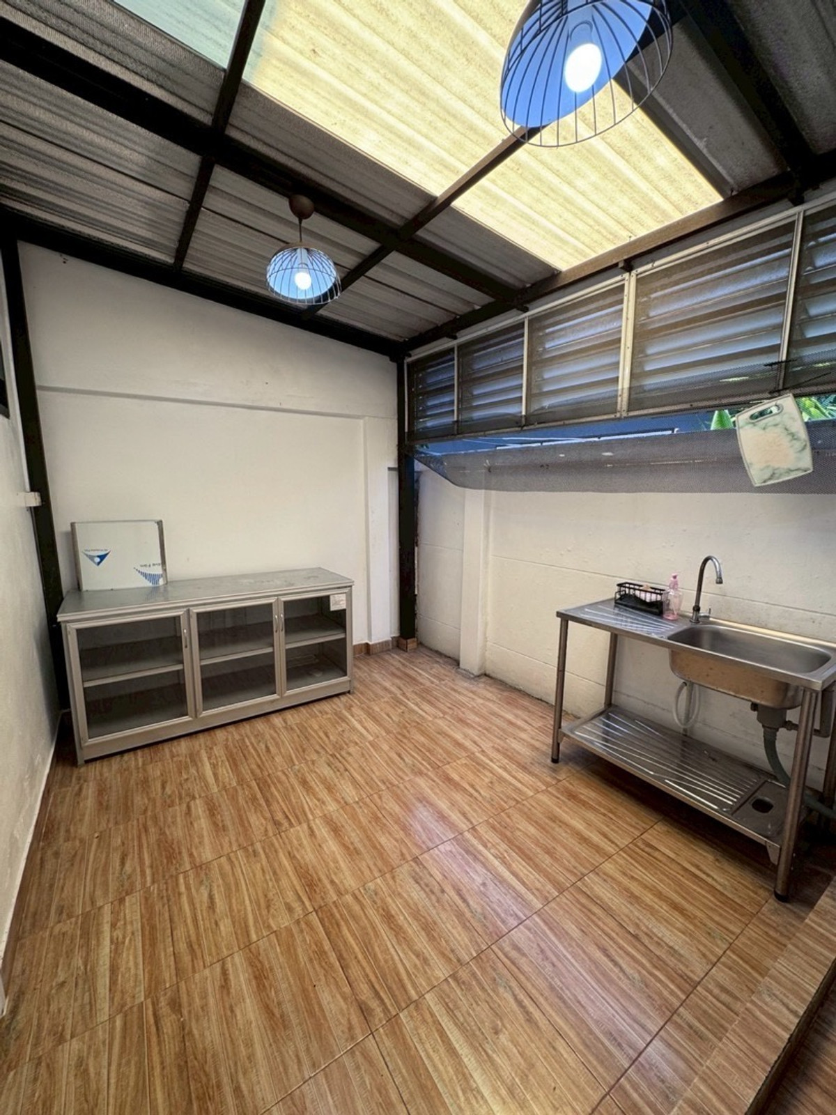 For RentTownhomePattanakan, Srinakarin : 📣Townhouse for rent Prisorn Ville, Soi Sap Bunchai 28, near Kanchana Expressway, BTS Srinakarin, ready to move in 31 March.