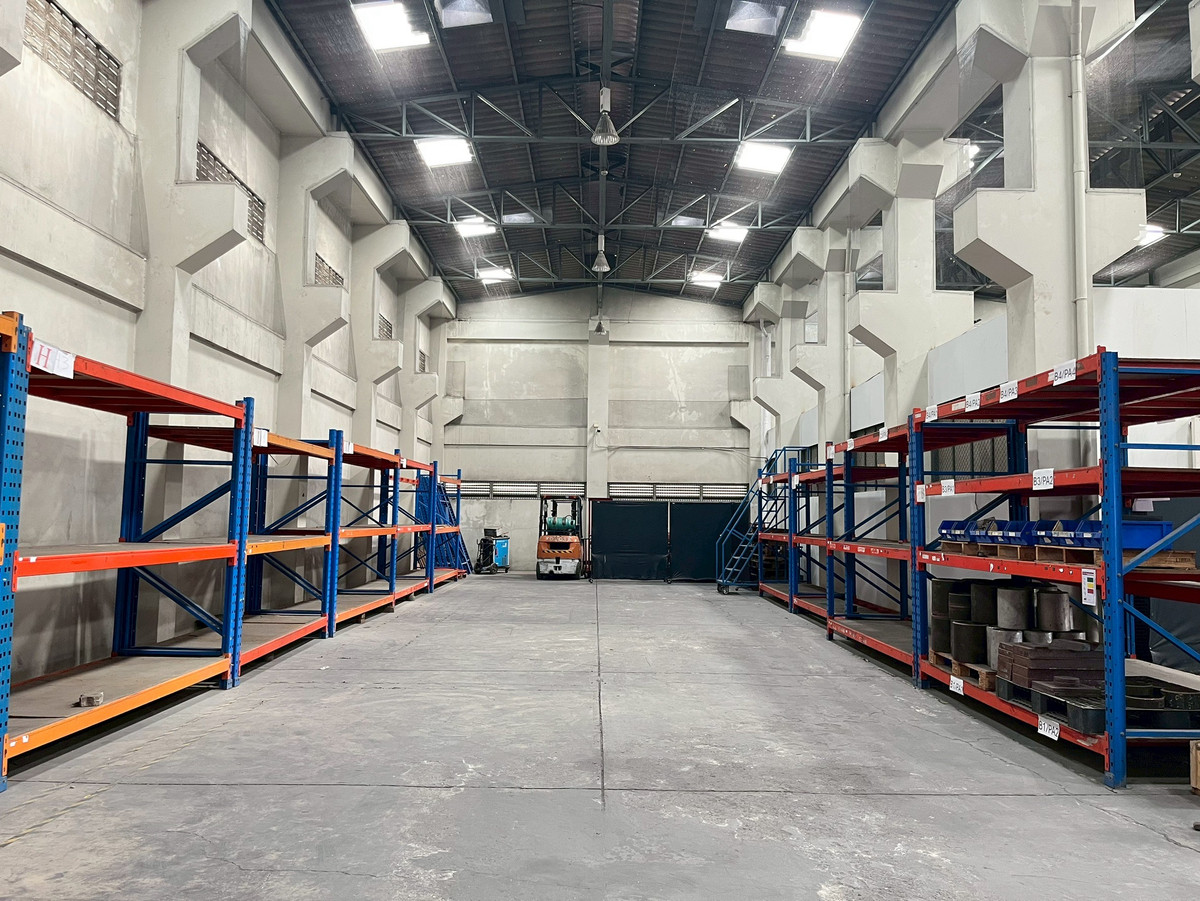 ขายสำนักงานนวมินทร์ รามอินทรา : ขายอาคารสำนักงาน 3 ชั้น พร้อมโกดัง บนที่ดิน 1 ไร่ ถนนปัญญาอินทรา