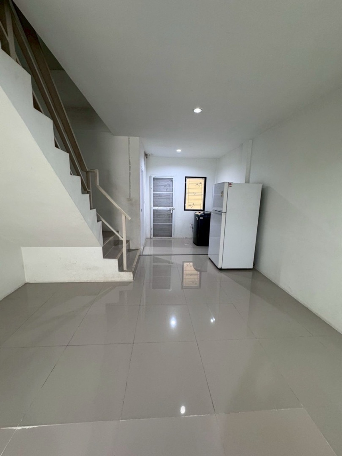 For RentTownhomePattanakan, Srinakarin : 📣Townhouse for rent Prisorn Ville, Soi Sap Bunchai 28, near Kanchana Expressway, BTS Srinakarin, ready to move in 31 March.
